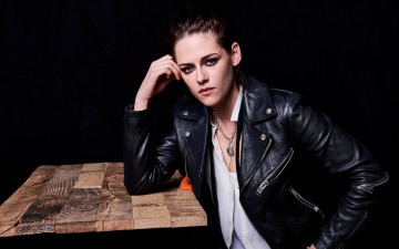Картинка девушки kristen+stewart стол кристен стюарт куртка актриса косуха