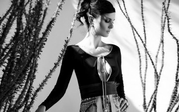 Картинка девушки sarah+wayne+callies колючки декольте платье черно-белая актриса