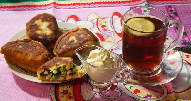 Обои картинки фото еда, бутерброды,  гамбургеры,  канапе, натюрморт, лимон, чай, сметана, пирожки