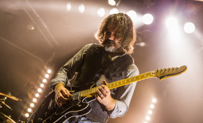 Обои картинки фото музыка, -другое, мужчина, освещение, гитара