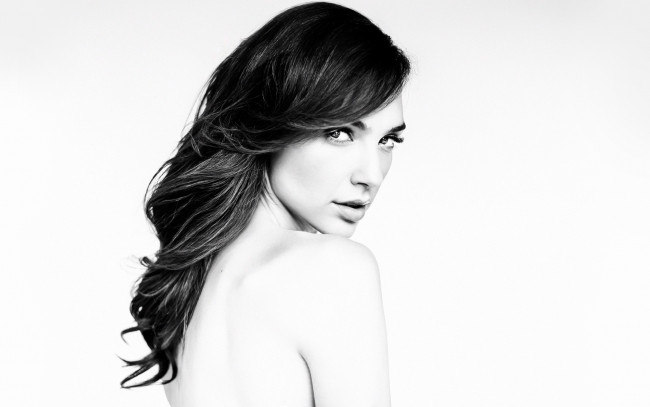 Обои картинки фото девушки, gal gadot, актриса, плечо, черно-белая, взгляд, лицо