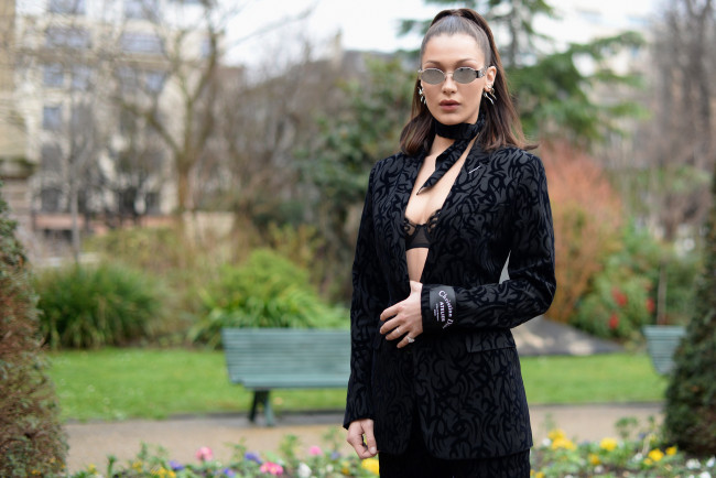Обои картинки фото bella hadid , 2018, девушки, -unsort , брюнетки, темноволосые, парижская, неделя, моды, январь, dior, homme, menswear, fall, белла, хадид, париж, франция, очки, супермодель