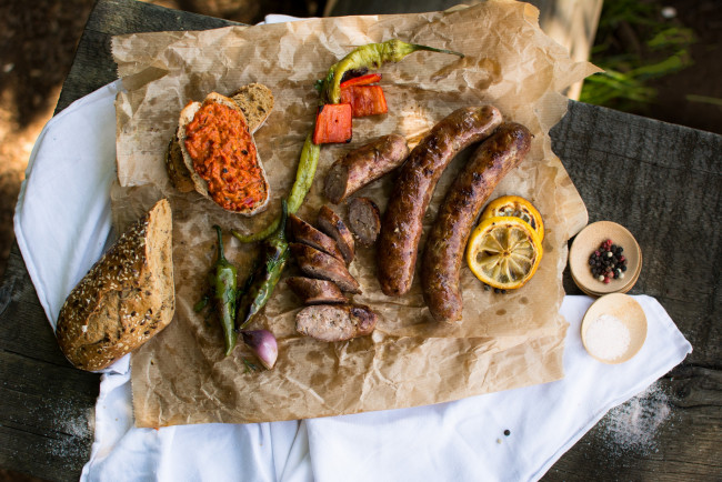 Обои картинки фото еда, колбасные изделия, снедь