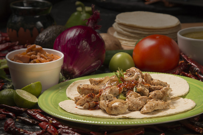 Обои картинки фото еда, мясные блюда, снедь, томаты, помидоры