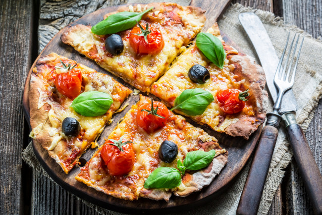 Обои картинки фото еда, пицца, куски, приборы, вилка, нож, салфетка