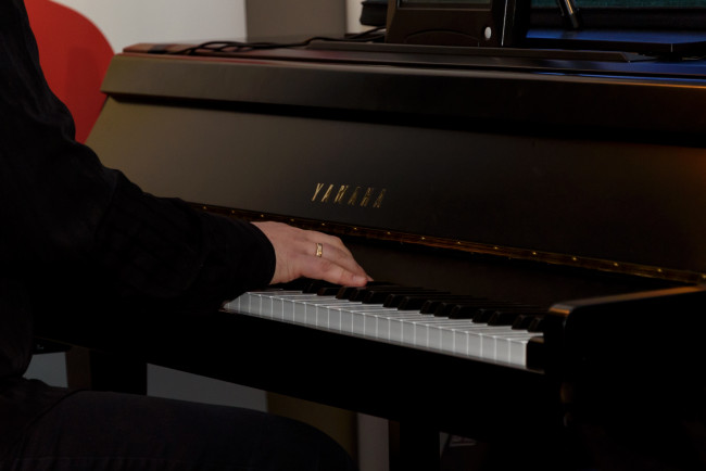 Обои картинки фото музыка, -музыкальные инструменты, руки, фортепиано