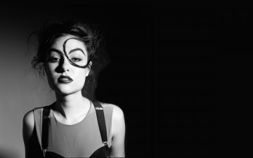 Картинка девушки sasha+grey+ marina+ann+hantzis прядь лицо черно-белая брюнетка