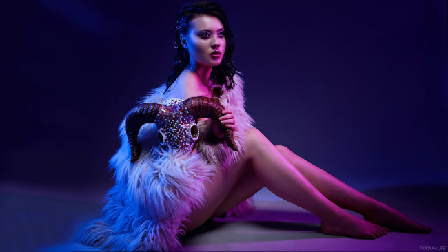 Обои картинки фото девушки, -unsort , брюнетки, темноволосые, галина, кравченко, ноги, рога, темный, фон