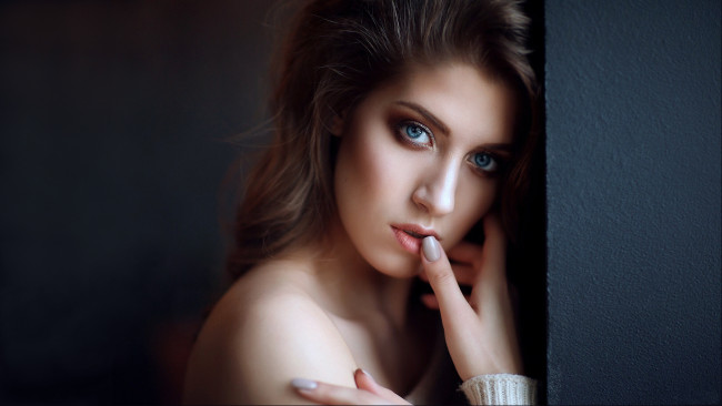 Обои картинки фото девушки, -unsort , лица,  портреты, портрет, взгляд, темный, фон