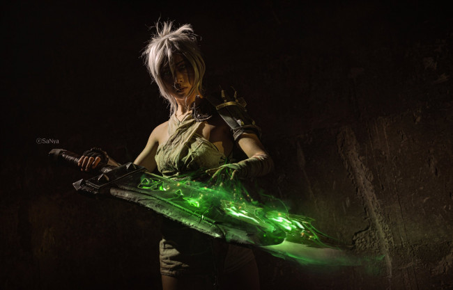 Обои картинки фото девушки, - креатив,  косплей, league, of, legends, меч, пещера, ривен