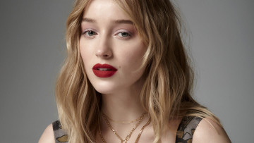 Картинка девушки phoebe+dynevor блондинка лицо