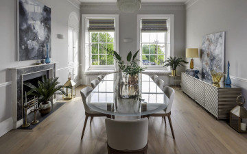 Картинка интерьер столовая камин стол стулья