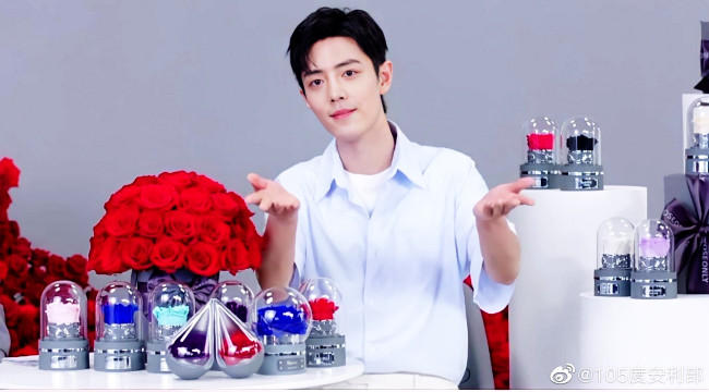 Обои картинки фото мужчины, xiao zhan, актер, розы, колбы, презентация