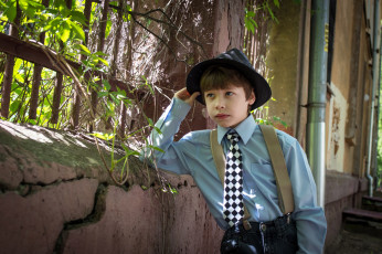 Картинка разное люди мальчик шляпа забор