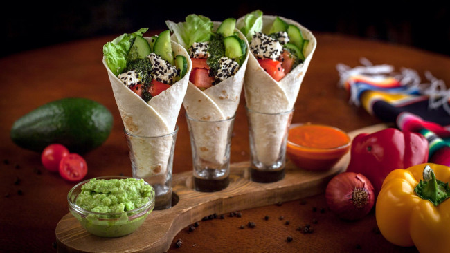 Обои картинки фото еда, бутерброды,  гамбургеры,  канапе, соусы, перец, авокадо, такос