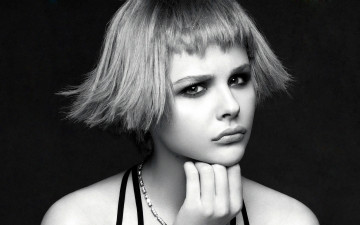 Картинка девушки chloe+grace+moretz монохром портрет