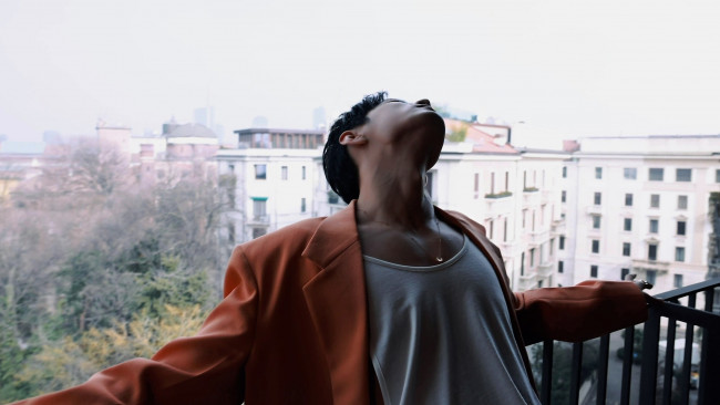 Обои картинки фото мужчины, xiao zhan, актер, майка, пиджак, балкон, дома