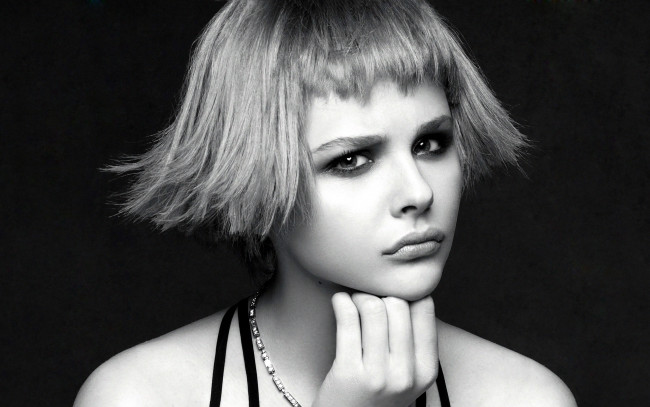 Обои картинки фото девушки, chloe grace moretz, монохром, портрет