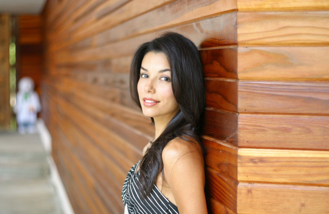 Обои картинки фото девушки, eva longoria, брюнетка, дом, стена