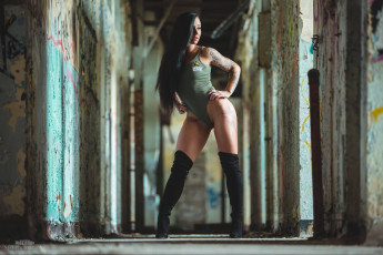 Картинка девушки -+брюнетки +шатенки simon morton девушка позирует