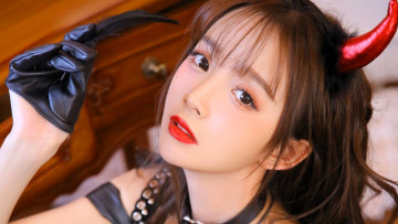 Картинка девушки -+креатив +косплей образ косплей шатенка азиатка рога перчатки наряд перо