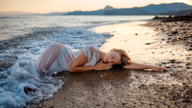 Обои картинки фото девушки, - блондинки,  светловолосые, блондинка, платье, берег, море