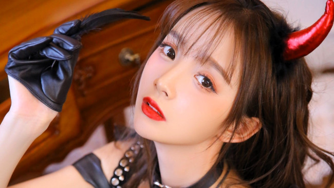 Обои картинки фото девушки, - креатив,  косплей, образ, косплей, шатенка, азиатка, рога, перчатки, наряд, перо