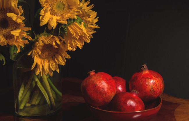 Обои картинки фото еда, гранат, подсолнухи, плоды