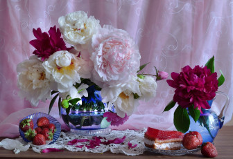 Картинка еда натюрморт клубника пионы торт