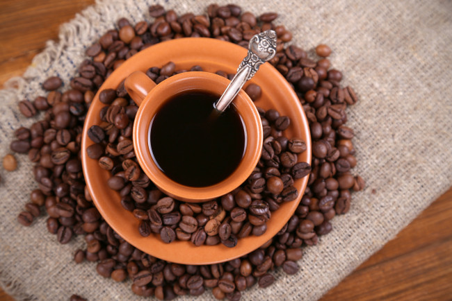 Обои картинки фото еда, кофе,  кофейные зёрна, зерна, ложка, кружка, блюдце