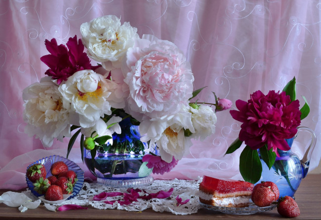 Обои картинки фото еда, натюрморт, клубника, пионы, торт