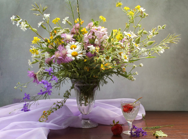 Обои картинки фото цветы, букеты,  композиции, ромашки, бокал, клубника, полевые, букет, лето