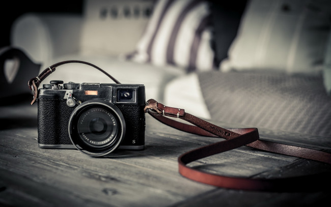 Обои картинки фото бренды, fuji, столешница, ремень, камера, фотоаппарат