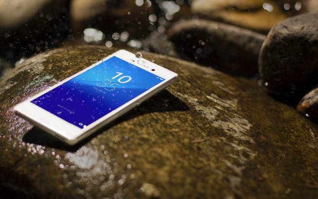 Обои картинки фото sony xperia m4, бренды, sony, сони, телефон, смартфон, вода, капли, брызги, камни