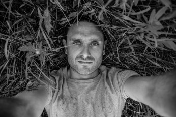 Картинка мужчины -+unsort черно-белое щетина взгляд фото