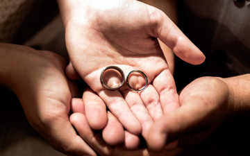 Картинка разное руки кольца обручальные