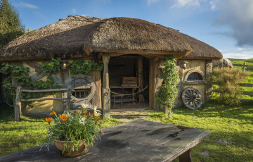 Картинка города -+здания +дома постройка стол цветы колесо