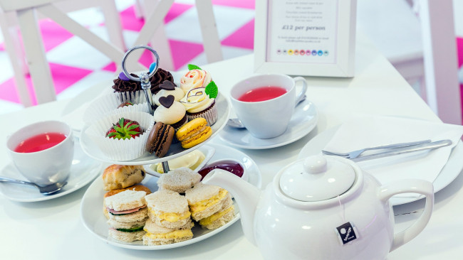 Обои картинки фото еда, пирожные,  кексы,  печенье, макаруны, чай, фруктовый, лакомство