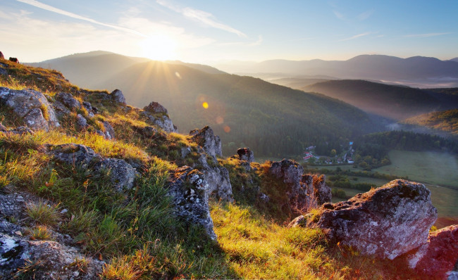 Обои картинки фото природа, горы, луга, лучи, камни, скалы, трава, небо