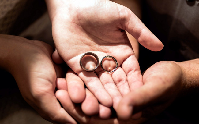 Обои картинки фото разное, руки, кольца, обручальные