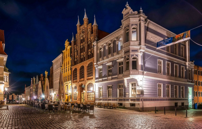 Обои картинки фото германия, города, - улицы,  площади,  набережные, здания, ночь, столы, стулья