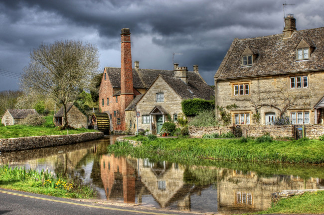 Обои картинки фото города, - здания,  дома, отражение, туча, вода