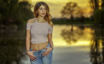 Картинка девушки -unsort+ рыжеволосые+и+другие dean kaymak модель брюнетка смотрит в сторону голые плечи джинсы водоем глубина резкости женщины на открытом воздухе