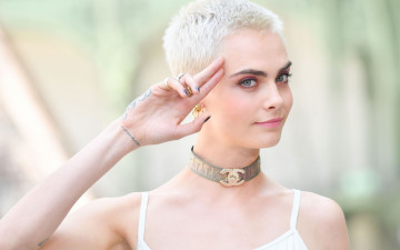 Картинка девушки cara+delevingne тату жест улыбка блондинка модель ошейник