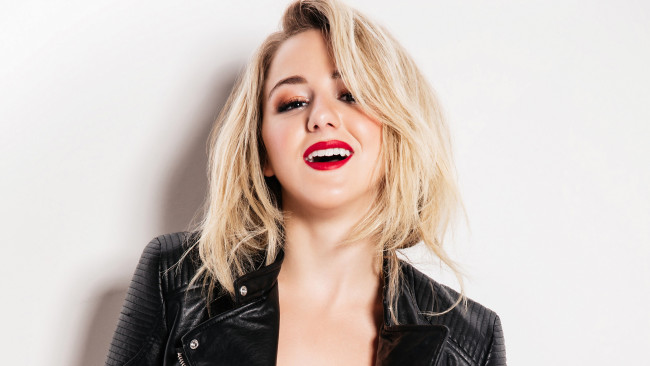 Обои картинки фото chloe lyukasiak, девушки, -unsort , блондинки,  светловолосые, chloe, lyukasiak, блондинка, улыбка, лицо, куртка