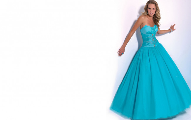 Обои картинки фото девушки, -unsort , блондинки,  светловолосые, браслет, улыбка, платье, блондинка