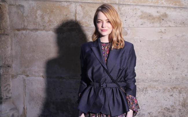 Обои картинки фото девушки, emma stone, рыжая, актриса, стена, жакет, улыбка