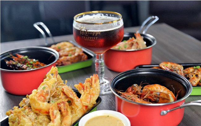 Обои картинки фото еда, рыбные блюда,  с морепродуктами, креветки, соус, пиво