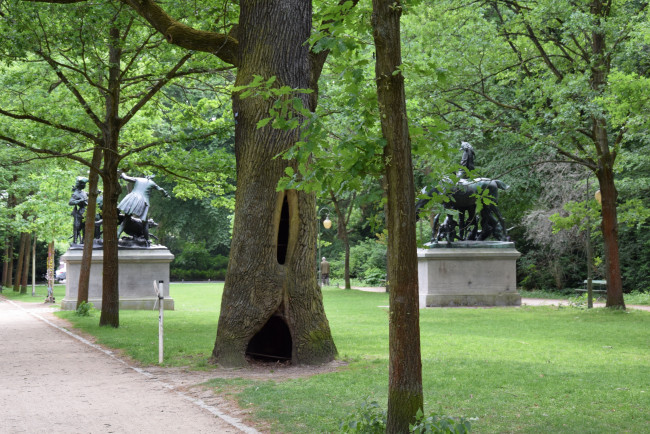 Обои картинки фото природа, парк, скульптура, растения, деревья