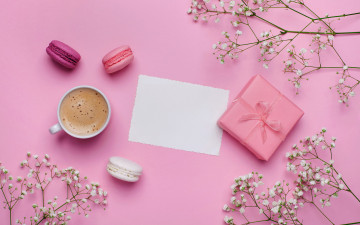 Картинка праздничные подарки+и+коробочки подарок макаруны кофе